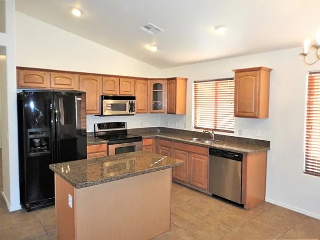 3 bed, 2.0 bath, 1852 sqft, $2,110 — Photo 2