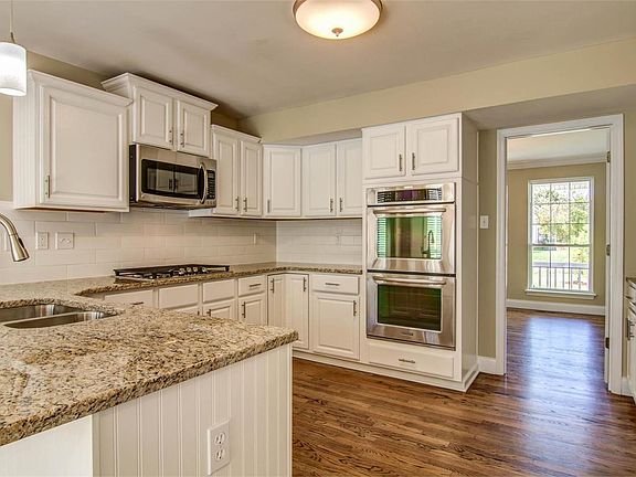 Beautiful granite countertops - tons of cabinet space