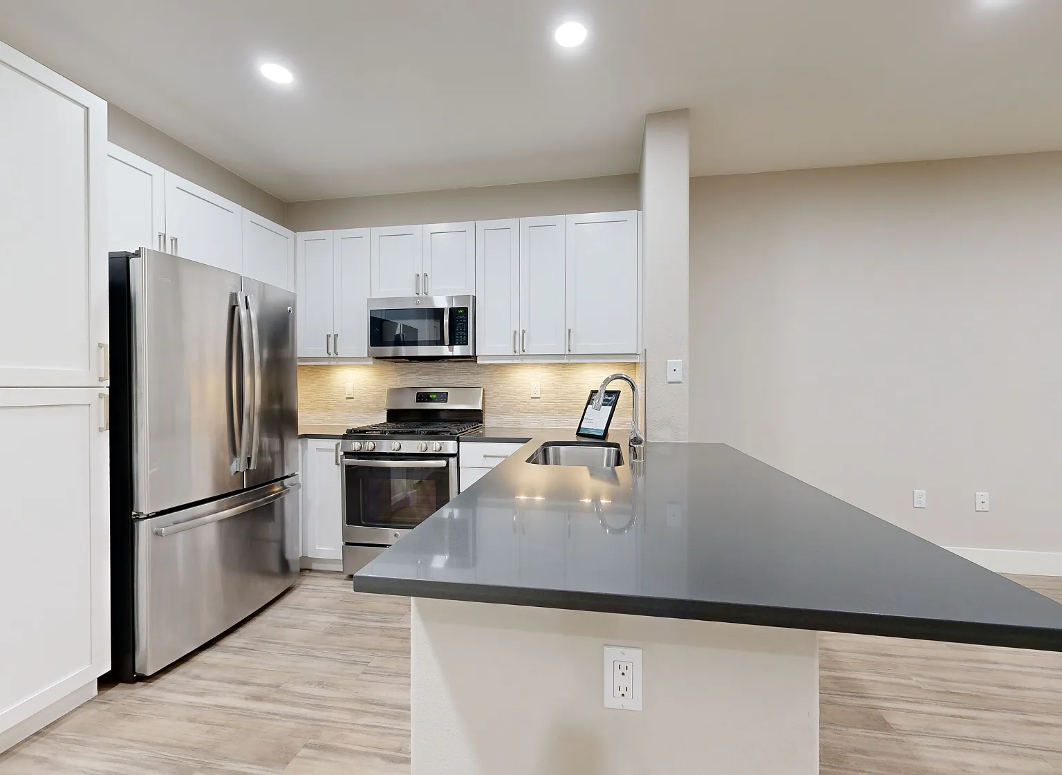 1 bed, 720 sqft, $3,415 — Photo 3