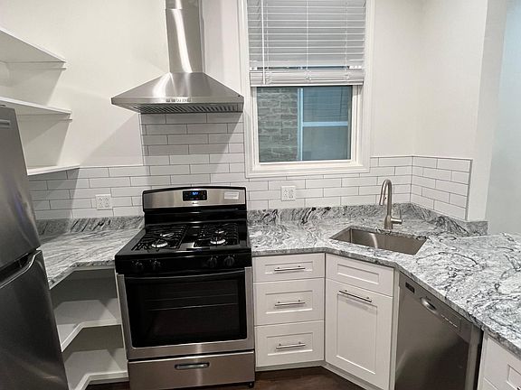 3rd image of 1641 N Rockwell St APT 1F