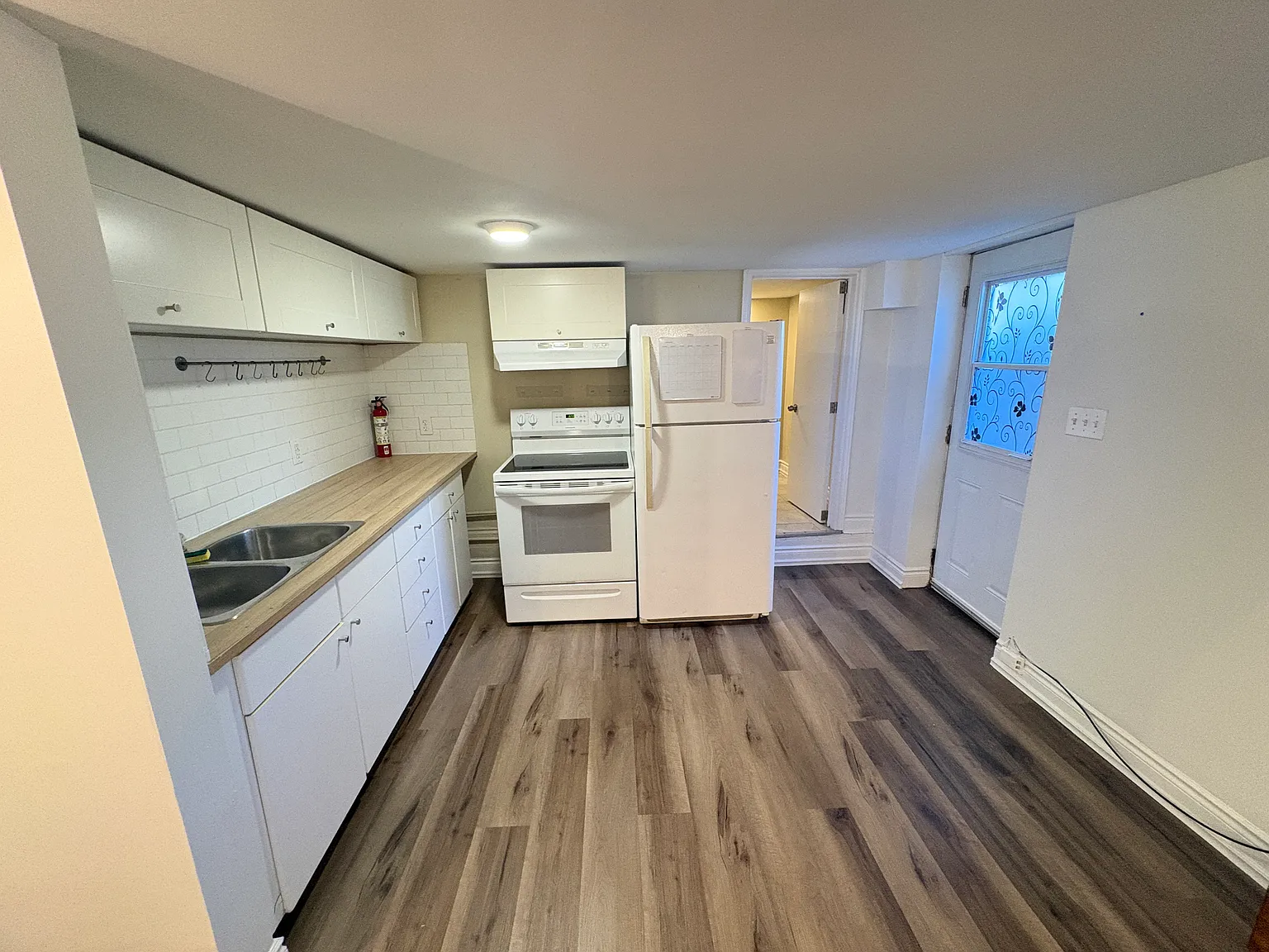 Affordable Spacious 1 Bedroom with 4 piece bath and private laundry — Photo 2