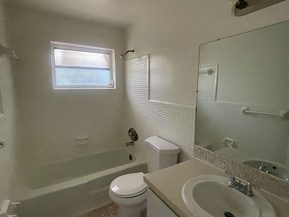 4th image of 807 NW 24th St #12