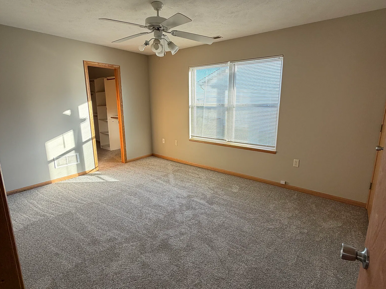 3 bed, 1369 sqft, $1,750 — Photo 2