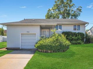 710 Fishermans Rd, Baldwin, NY 11510