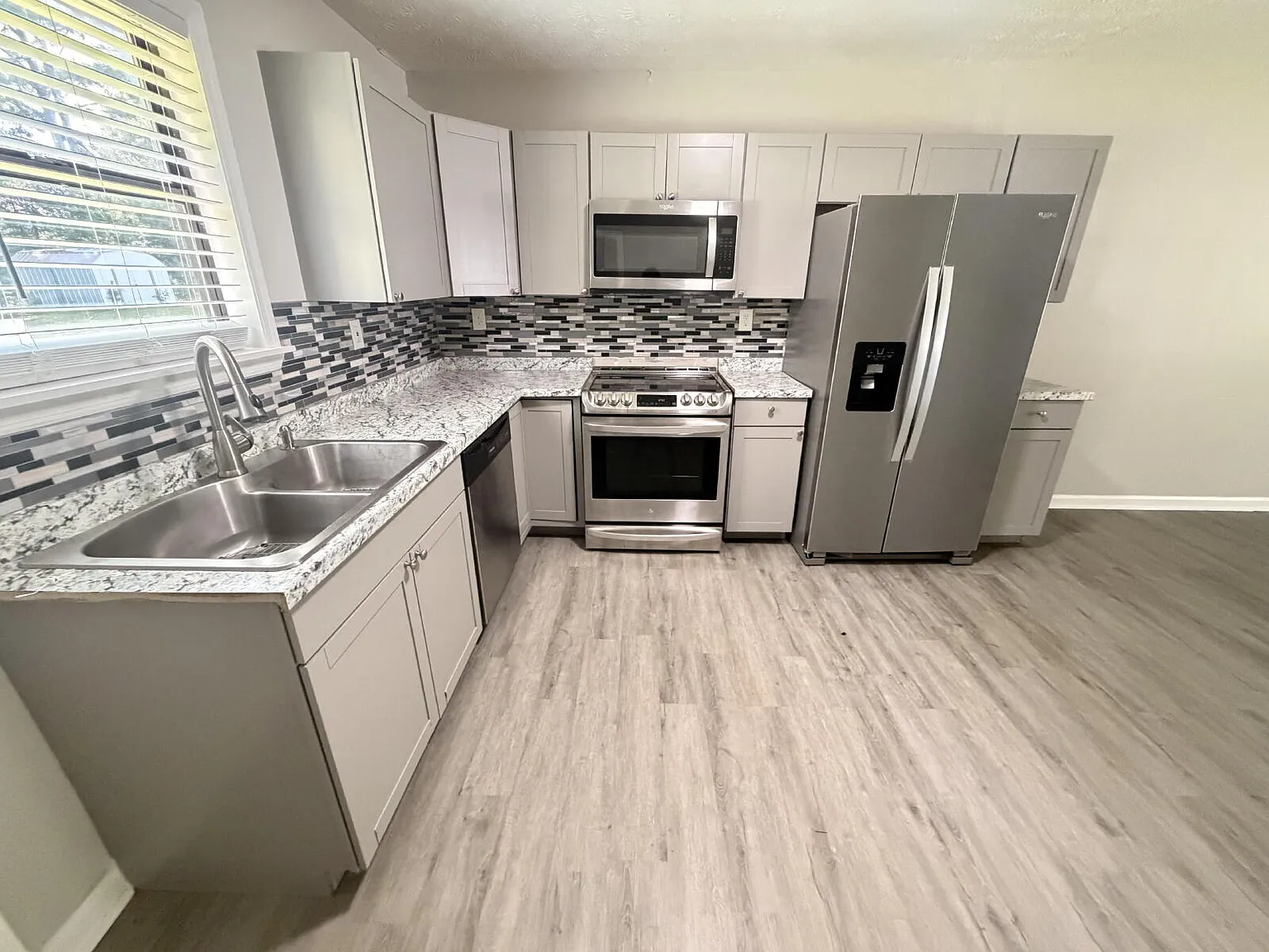 107 Jay Ln — Photo 3
