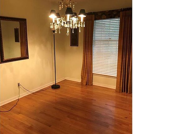 Lovely formal dining room with hardwood floors in perfect condition!