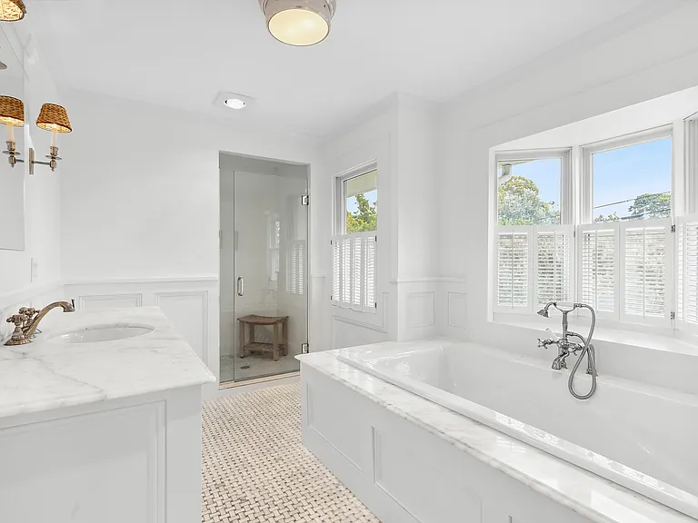 1 Bishop Ave — Photo 10
