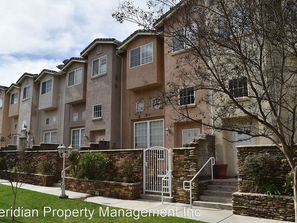 1st image of 140 W Douglas Ave