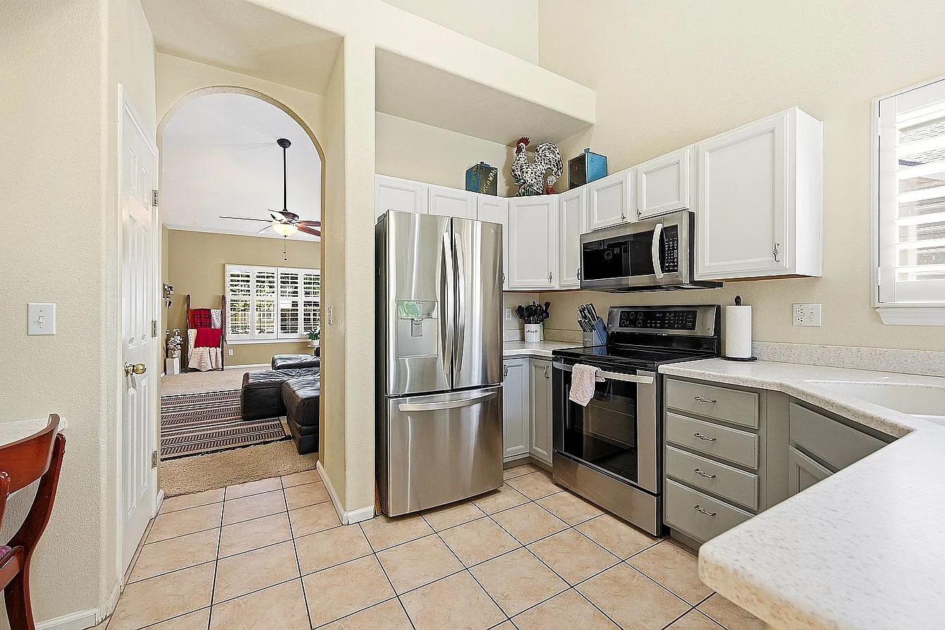 2 bed, 1096 sqft, $2,200 — Photo 4