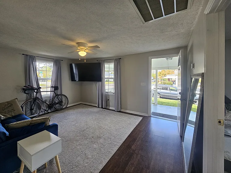1402 Nun St — Photo 3