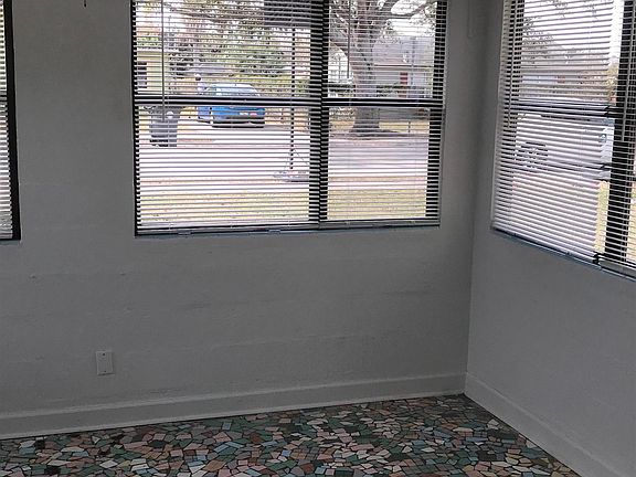 3rd image of 910 Carver St