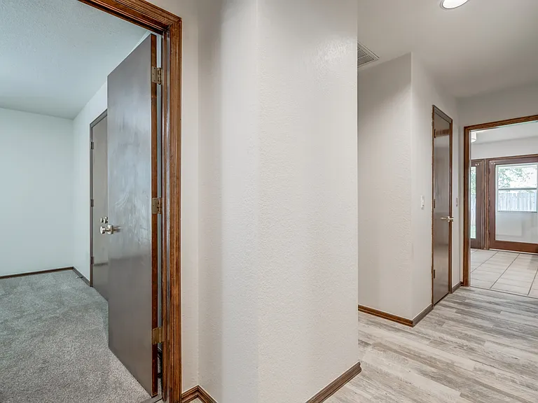 1817 Victoria Dr — Photo 31