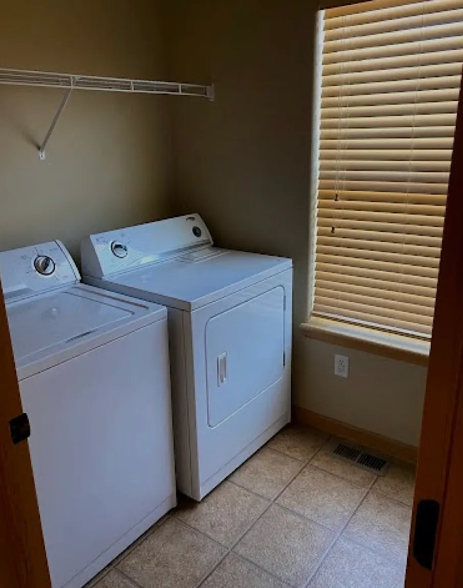 395 Greenhorn Ave, Unit B — Photo 3
