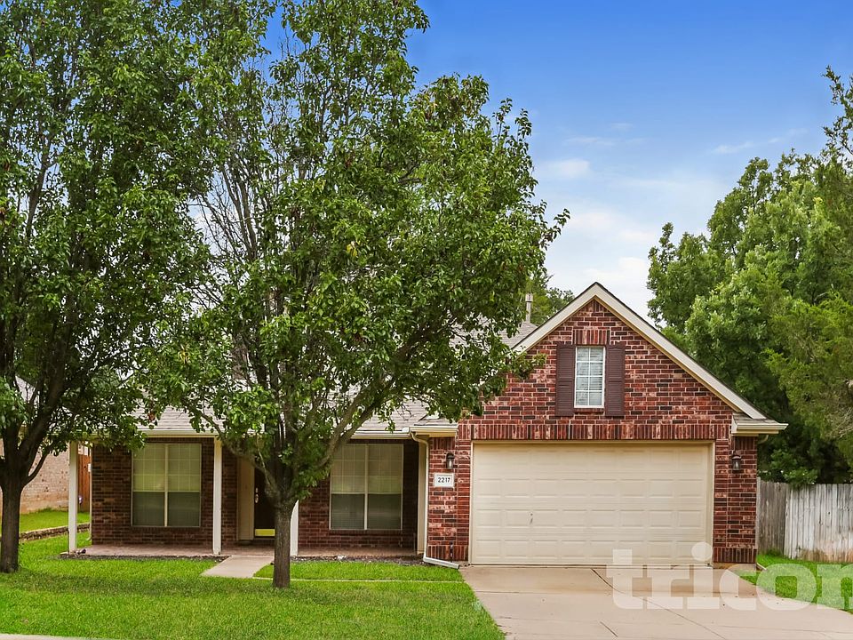1st image of 2217 Forest Park Cir