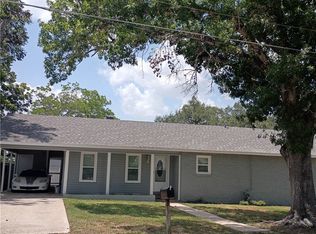 607 E Hamilton St, Cuero, TX 77954