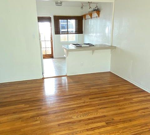 Livingroom to Kitchen