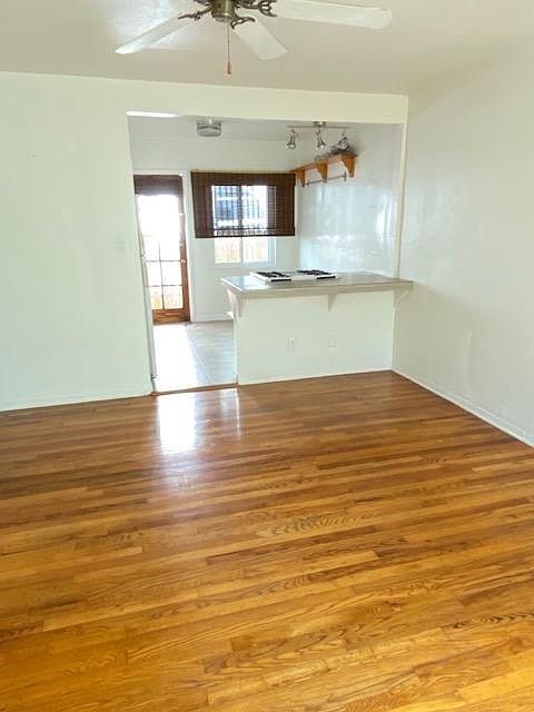 Livingroom to Kitchen