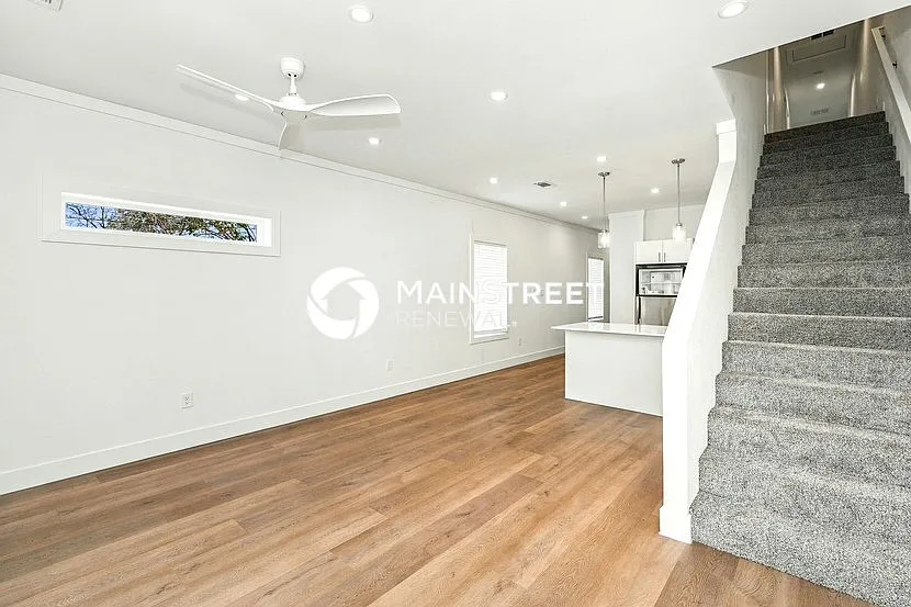 1059 E Oleander St — Photo 3