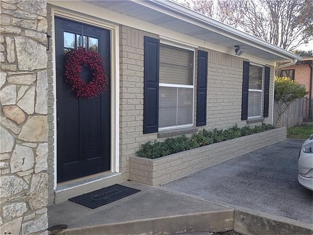 A Pic from the Seller prior to the freezing weather destroyed their beautiful plants. :)