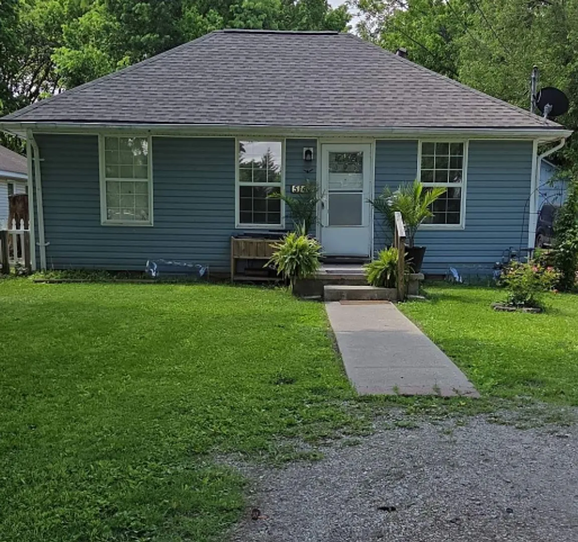 Great 3 bed 2 bath with AC close to everything! — Photo 1
