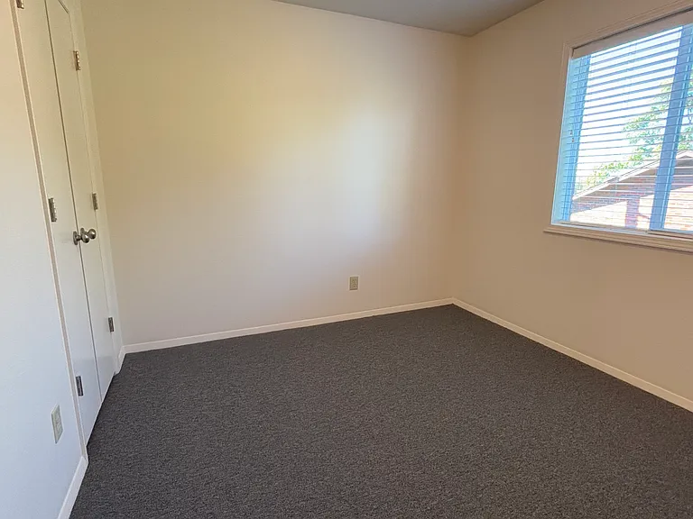 2727 S Sterling Ave #G — Photo 9