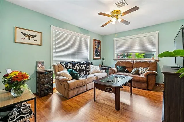 3 bed, 1.5 bath, 1270 sqft, $2,000 — Photo 3