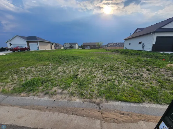 2223 43rd St S, Moorhead, MN 56560