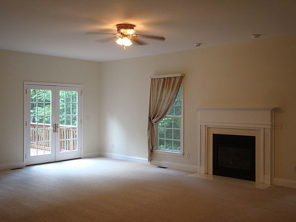 Living Room w/doors to Deck