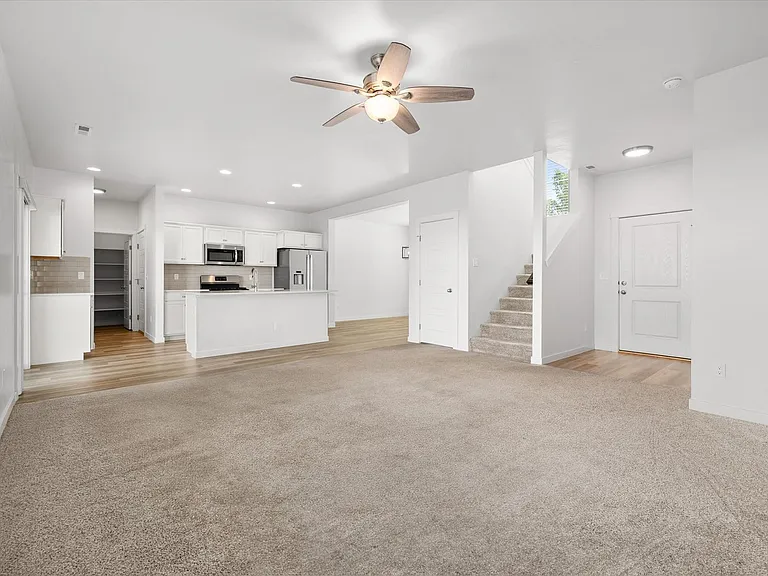 655 N Sevenoaks Ave — Photo 2