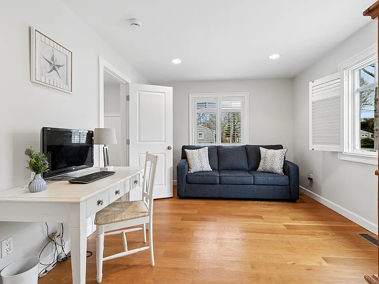 10 Foxboro Rd — Photo 18