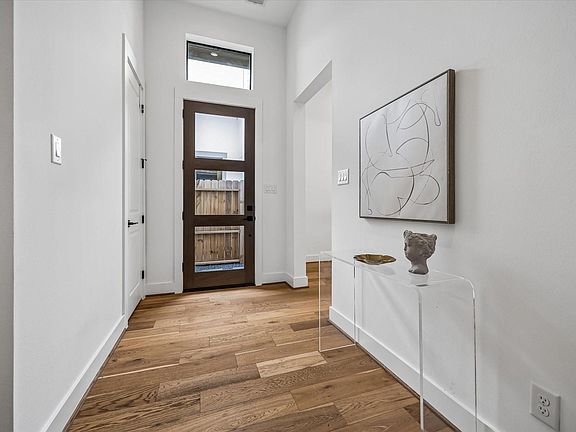 3rd image of 938 Alexander St