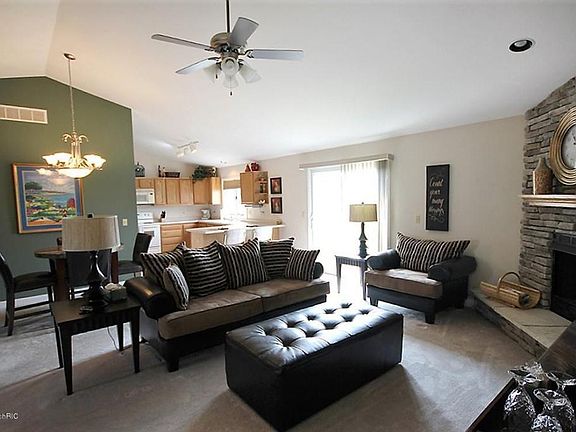 3rd image of 2418 Jeffery Ln