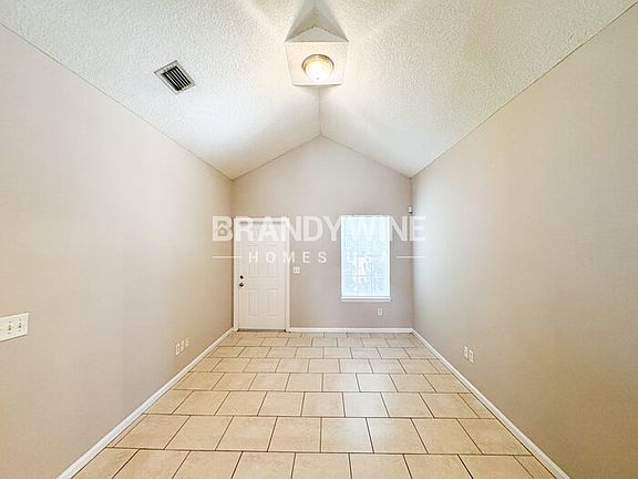 4th image of 1131 Glencarin St