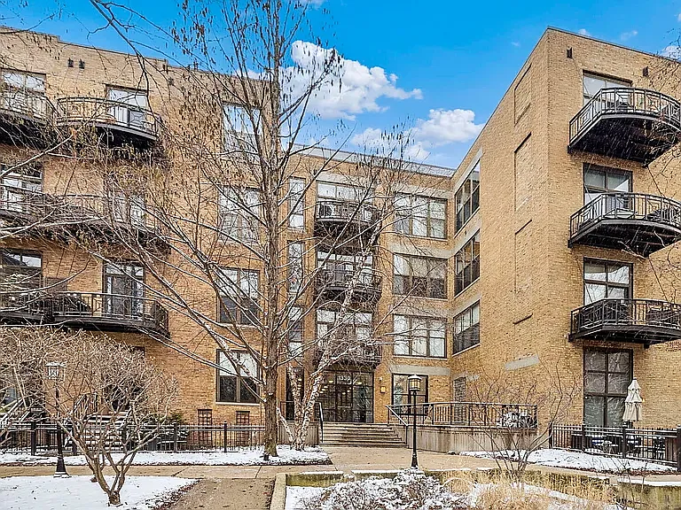 Fantastic location in a quiet area, across the street from Skinner Park and walking distance to some of the city's best restaurants and sporting events