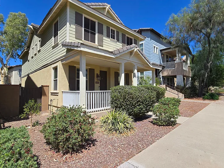 2942 N Evergreen St — Photo 2
