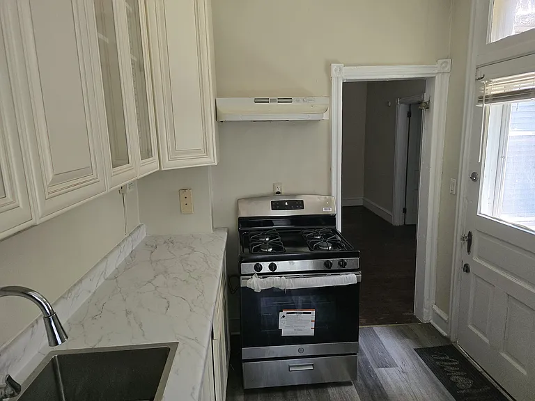 610 W 20th St #1 — Photo 4