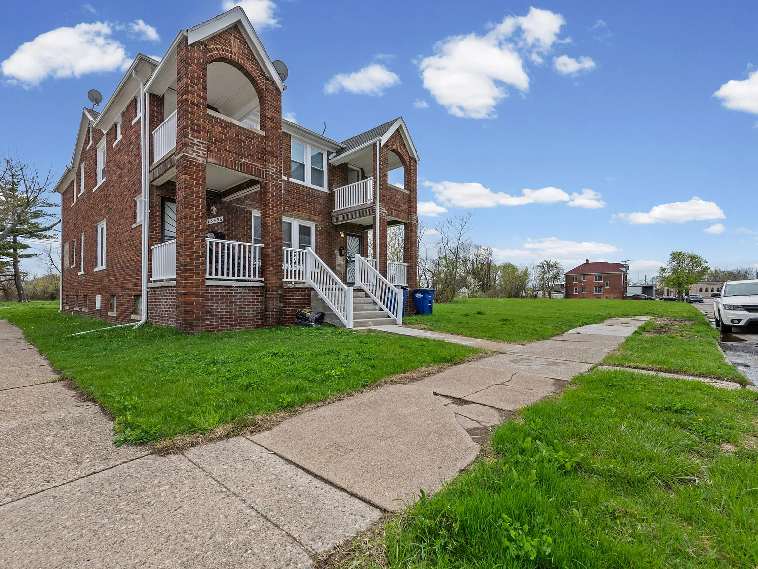2 bed, 1.0 bath, 2852 sqft, $1,200 — Photo 2