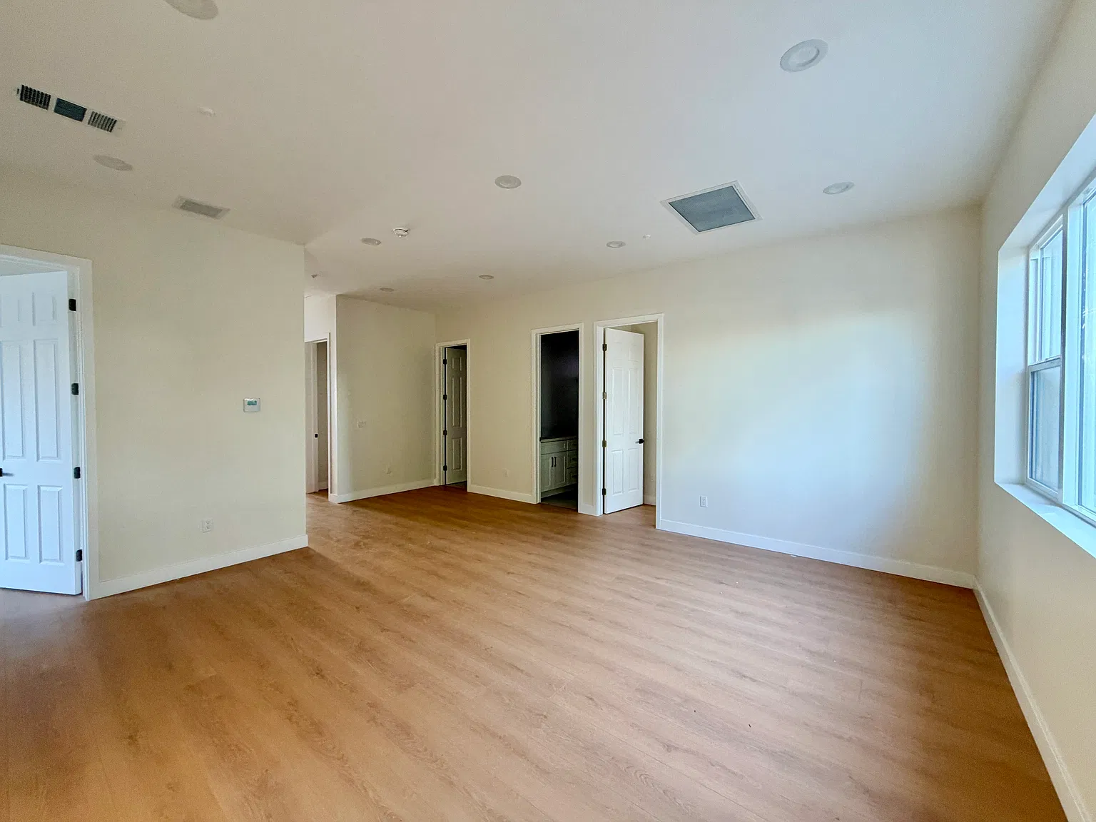 4 bed, 1686 sqft, $4,400 — Photo 4
