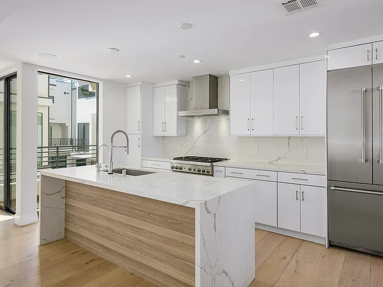 745 N Gramercy Pl — Photo 7