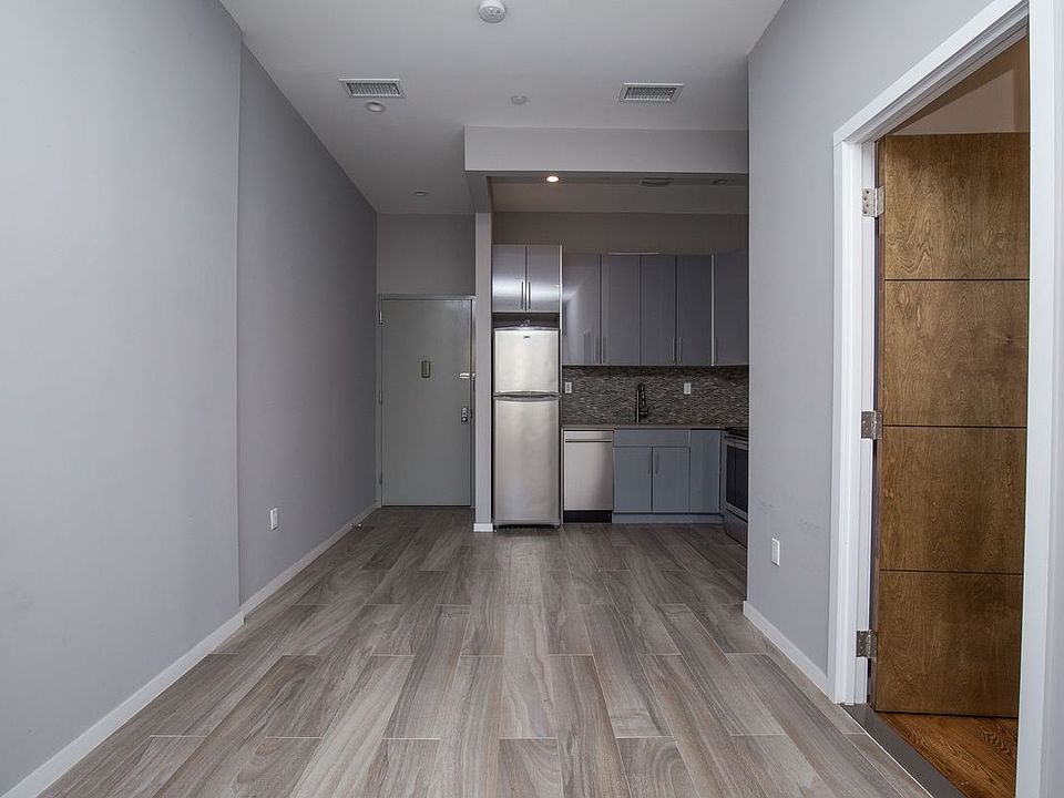 1st image of 283 Jefferson Ave #1