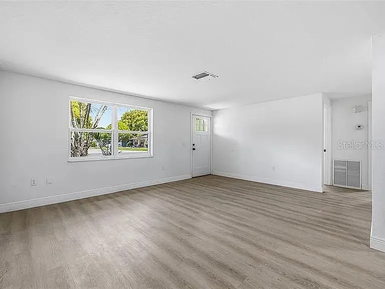 3 bed, 2.0 bath, 1210 sqft, $2,050 — Photo 3