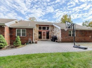 31 Lavina Trl, Oak Ridge, NJ 07438