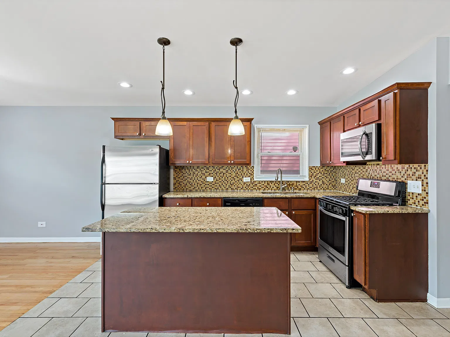 4 bed, 1350 sqft, $2,930 — Photo 3