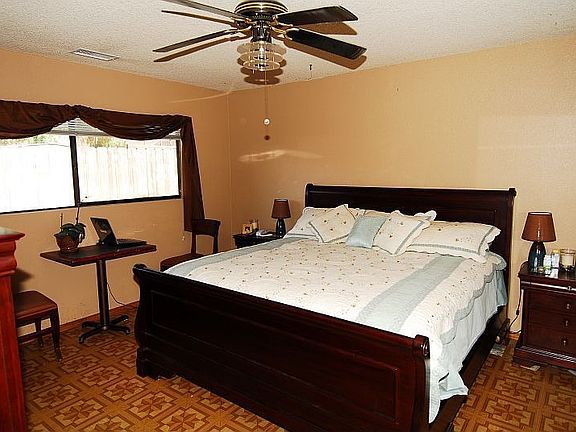 Master Bedroom w/small walk-in closet