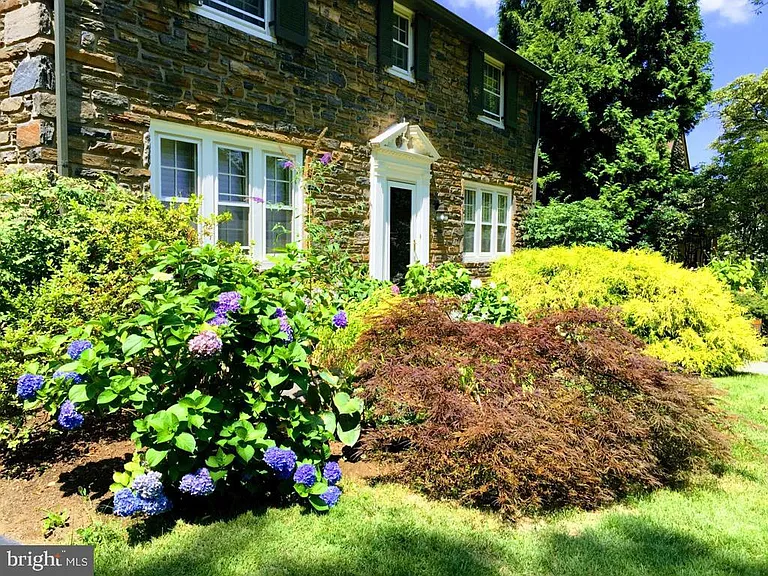 510 Monroe Rd — Photo 3