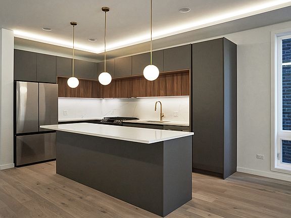 5th image of 831 N Maplewood Ave #1