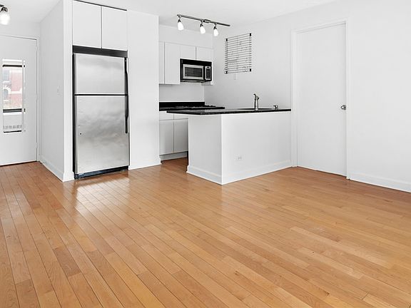 3rd image of 270 W 17th St APT 3E