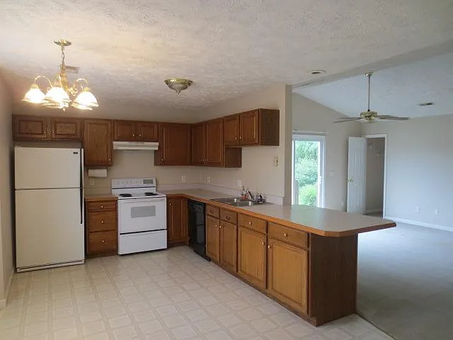 2 bed, 1048 sqft, $1,100 — Photo 2