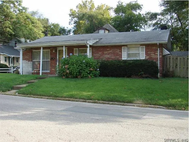 800 W East St photo 1