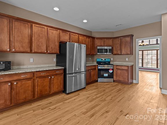 4th image of 412 Autumnlight Dr